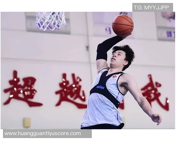 弗格正式加盟上海队新赛季与张镇麟携手再战篮球赛场