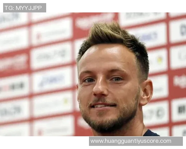 拉基蒂奇与诺伊尔阿萨莫阿合影穆勒赞叹组合实力强大